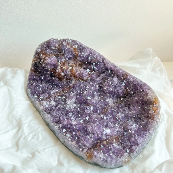 Piatto di Ametista con inclusioni di Golden Healer