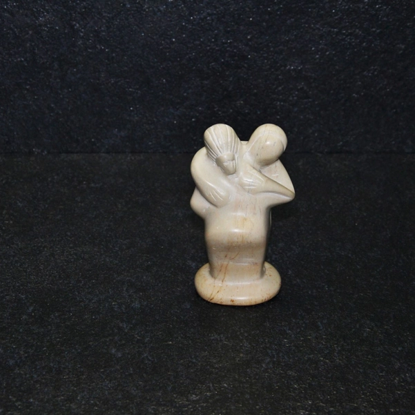Abbraccio pieno scultura lavorata interamente a mano da artisti kenioty. in pietra steatite o detta anche saponaria.