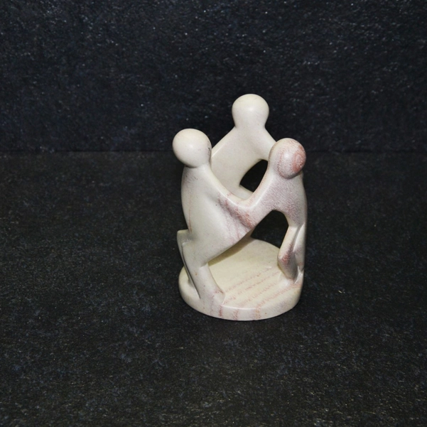 Amicizia aringo scultura lavorata interamente a mano da artisti kenioty. in pietra steatite o saponaria.