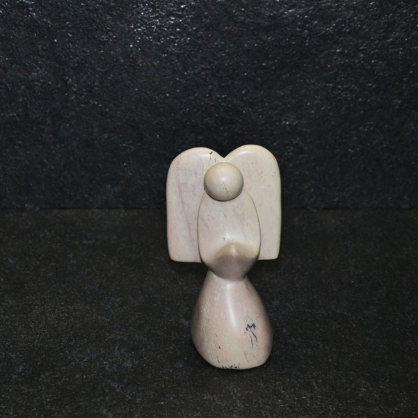 Angelo mochama scultura interamente lavorata a mano artisti kenioty. in pietra steatite o saponaria.