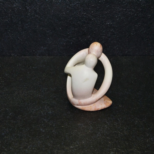 Aringo lovers scultura lavorata interamente a mano da artisti kenioty. in pietra steatite o saponaria.