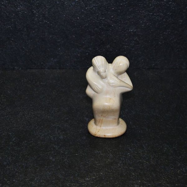 Abbraccio pieno scultura lavorata interamente a mano da artisti kenioty. in pietra steatite o detta anche saponaria.