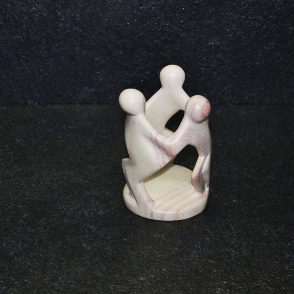 Amicizia aringo scultura lavorata interamente a mano da artisti kenioty. in pietra steatite o saponaria.
