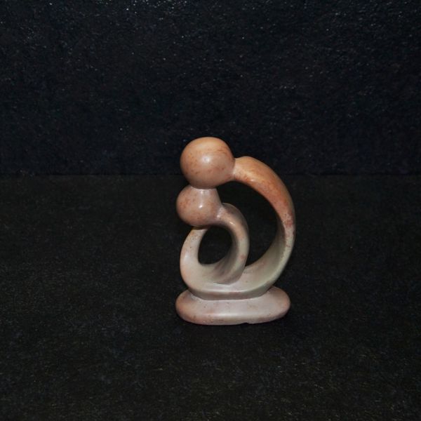 Amore protettivo scolpito interamente a mano da artisti kenioty. in pietra steatite o saponaria.