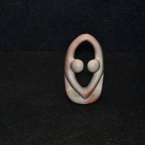 Amore scolpito interamente a mano da artisti kenioty. in pietra steatite o saponaria.