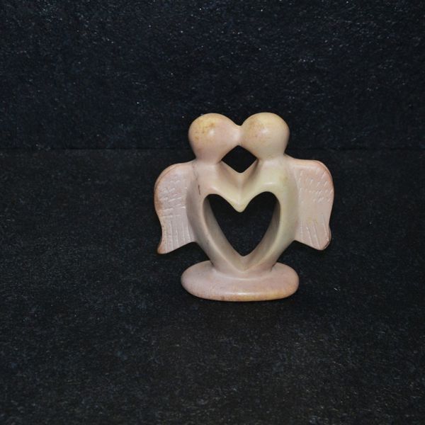 Angel heart scultura interamente lavorata a mano artisti kenioty. in pietra steatite o saponaria.