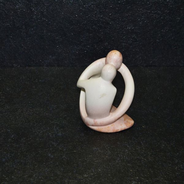 Aringo lovers scultura lavorata interamente a mano da artisti kenioty. in pietra steatite o saponaria.
