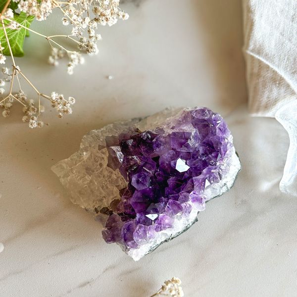 drusa di ametista con calcite