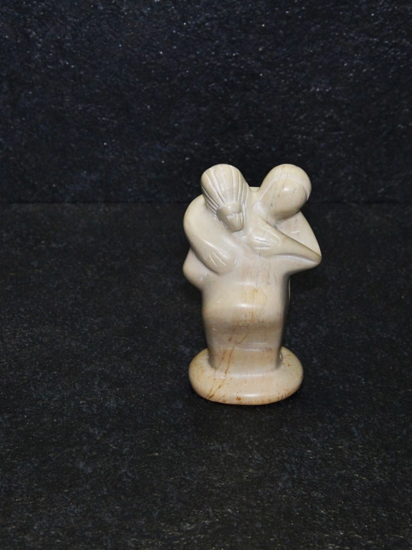 Abbraccio pieno scultura lavorata interamente a mano da artisti kenioty. in pietra steatite o detta anche saponaria.
