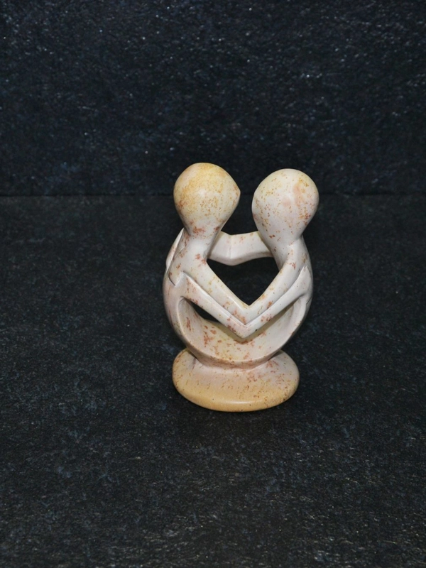 Abbraccio scultura lavorata completamente a mano da artisti kenioty. in pietra steatite o pietra saponaria.