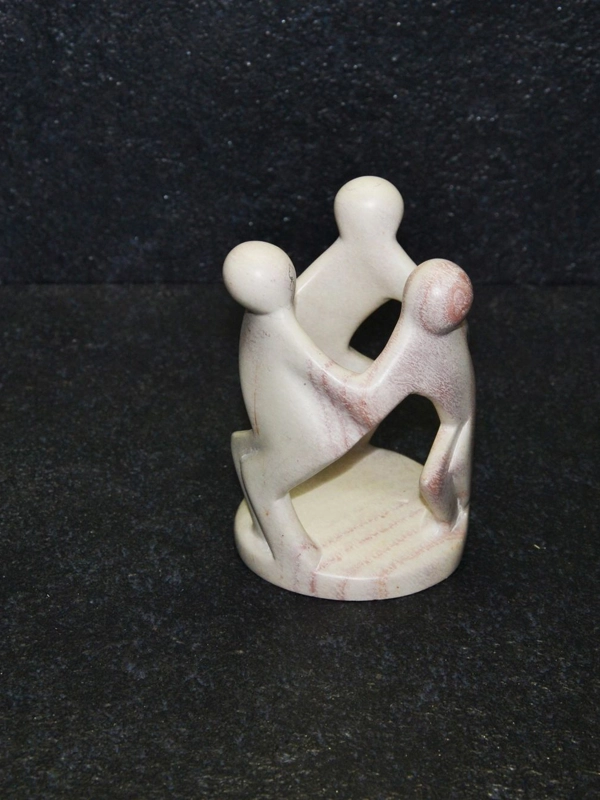 Amicizia aringo scultura lavorata interamente a mano da artisti kenioty. in pietra steatite o saponaria.