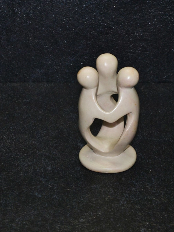 Amicizia scultura lavorata interamente a mano da artisti kenioty. in pietra steatite o saponaria.