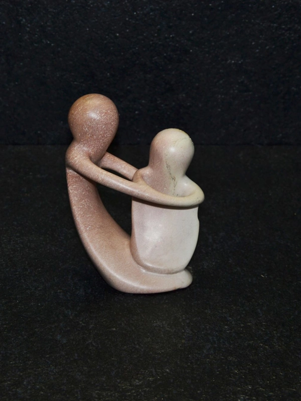 Amor sinuoso scultura lavorata interamente a mano da artisti kenioty. in pietra steatite o saponaria.