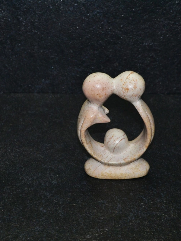 Amore fertile scolpito interamente a mano da artisti kenioty. in pietra steatite o saponaria.
