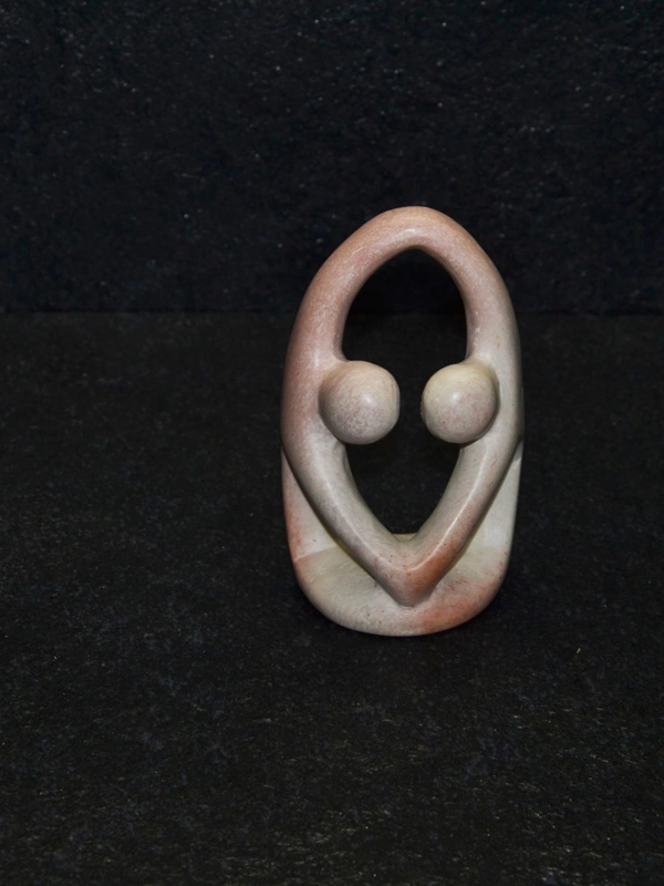 Amore scolpito interamente a mano da artisti kenioty. in pietra steatite o saponaria.