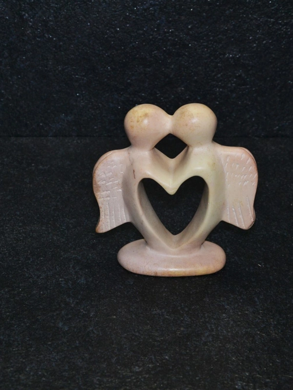 Angel heart scultura interamente lavorata a mano artisti kenioty. in pietra steatite o saponaria.