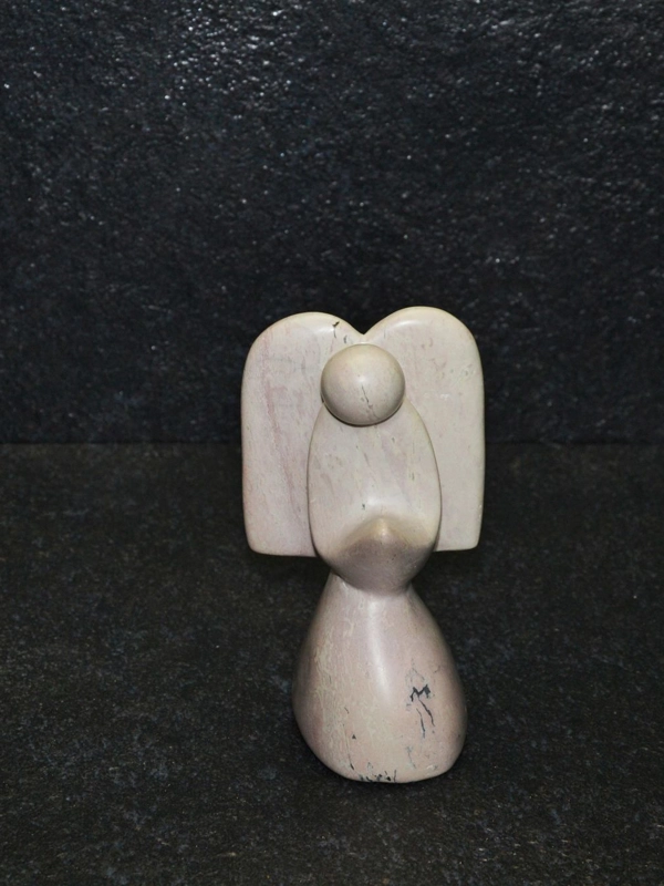 Angelo mochama scultura interamente lavorata a mano artisti kenioty. in pietra steatite o saponaria.
