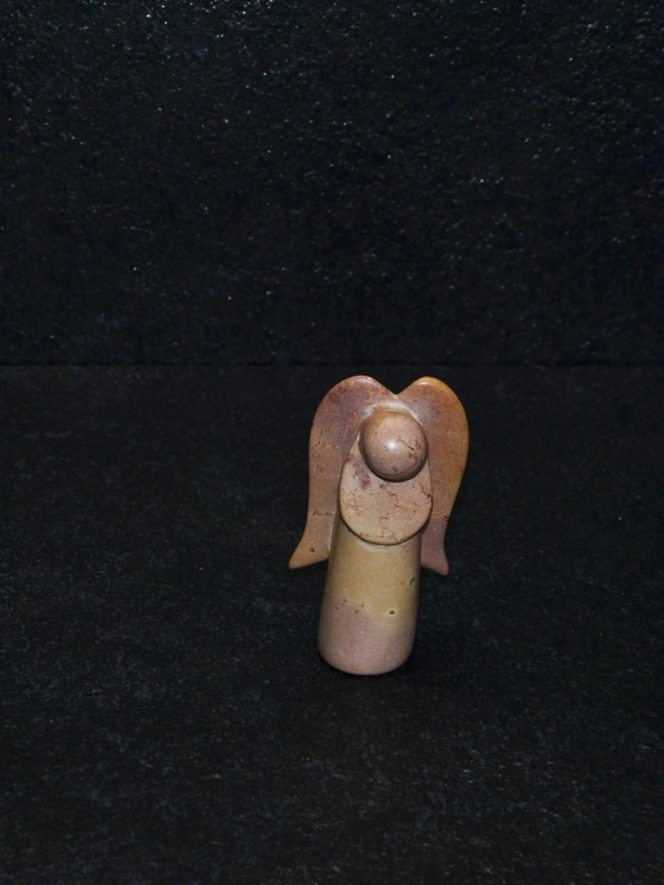Angelot scultura interamente lavorata a mano artisti kenioty. in pietra steatite o saponaria.
