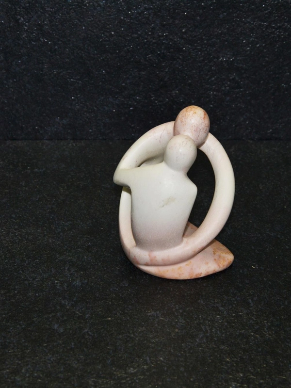 Aringo lovers scultura lavorata interamente a mano da artisti kenioty. in pietra steatite o saponaria.