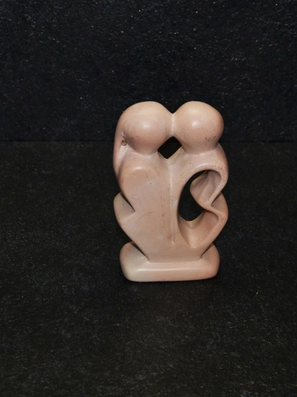 Armony  scultura lavorata interamente a mano da artisti kenioty. in pietra steatite o saponaria.