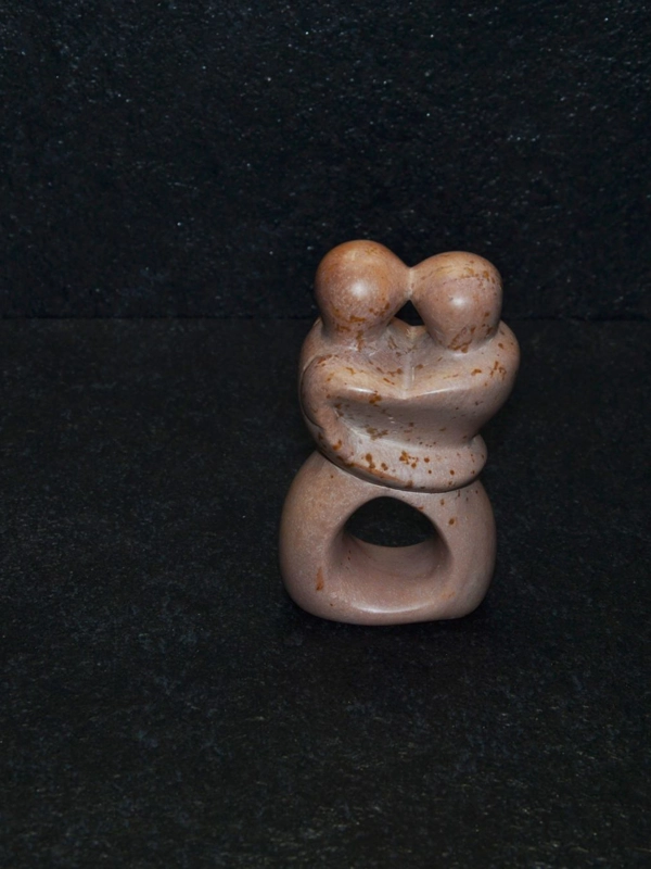 Bacio aperto, scultura interamente lavorata a mano da artisti kenioty. in pietra steatite o saponaria