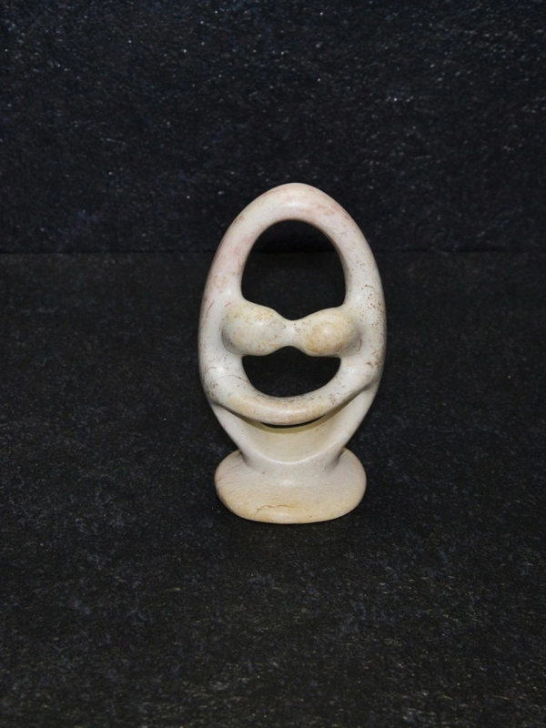 Bacio degli innamorati, scultura interamente lavorata a mano da artisti kenioty. in pietra steatite o saponaria