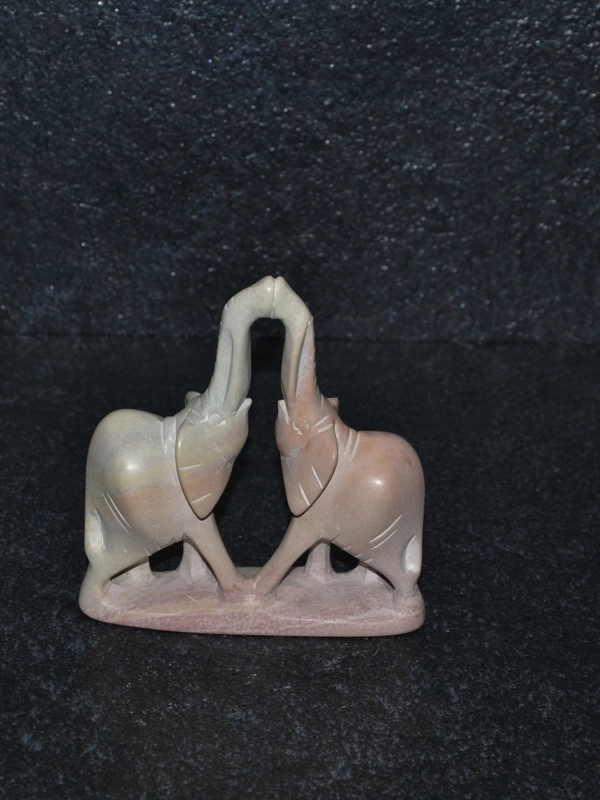 Bacio elefanti, scultura interamente lavorata a mano da artisti kenioty. in pietra steatite o saponaria
