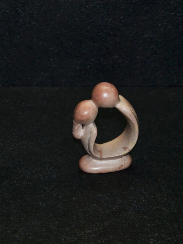 Bacio romantico, scultura interamente lavorata a mano da artisti kenioty. in pietra steatite o saponaria