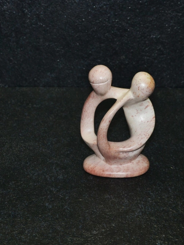 Bobu lovers, scultura interamente lavorata a mano da artisti kenioty. in pietra steatite o saponaria