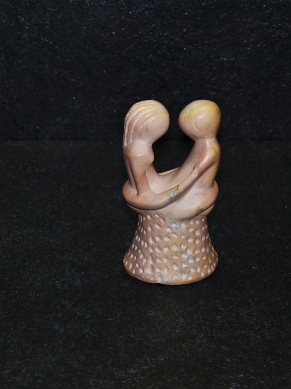 Innamorati abbracciati