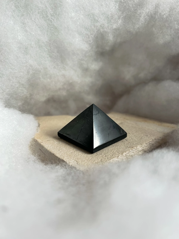 piramide in Shungite