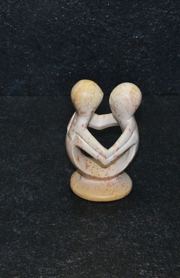 Abbraccio scultura lavorata completamente a mano da artisti kenioty. in pietra steatite o pietra saponaria.