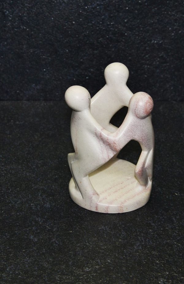 Amicizia aringo scultura lavorata interamente a mano da artisti kenioty. in pietra steatite o saponaria.