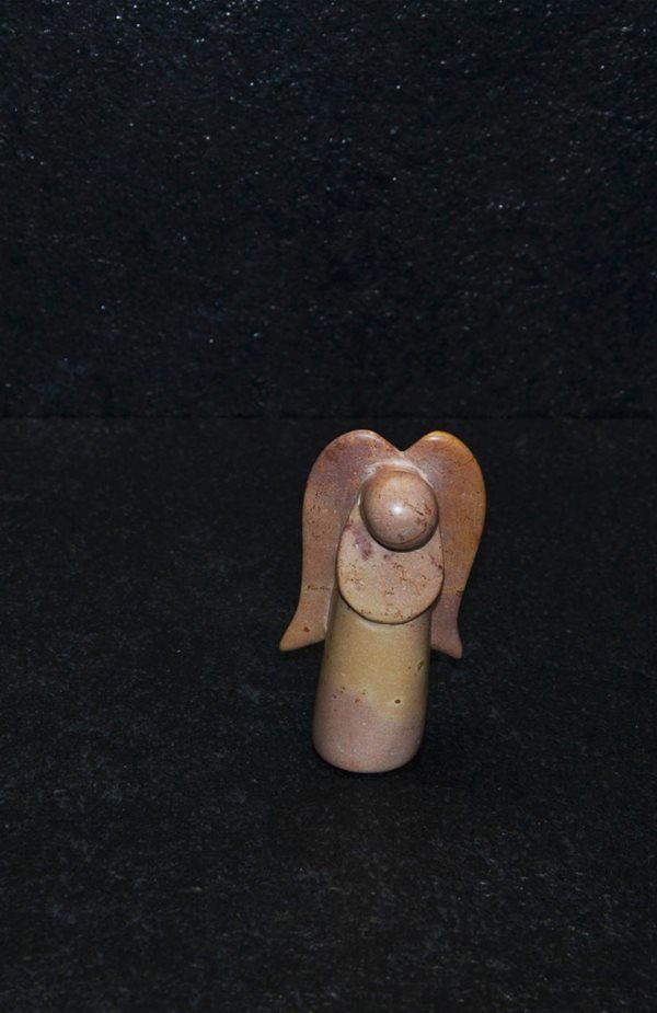 Angelot scultura interamente lavorata a mano artisti kenioty. in pietra steatite o saponaria.