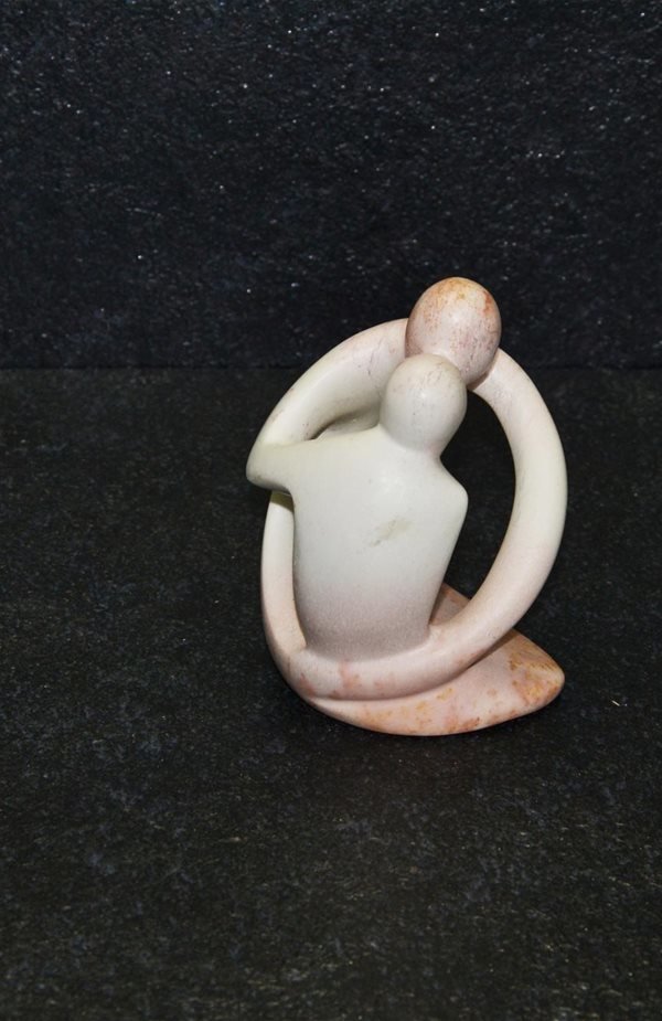 Aringo lovers scultura lavorata interamente a mano da artisti kenioty. in pietra steatite o saponaria.