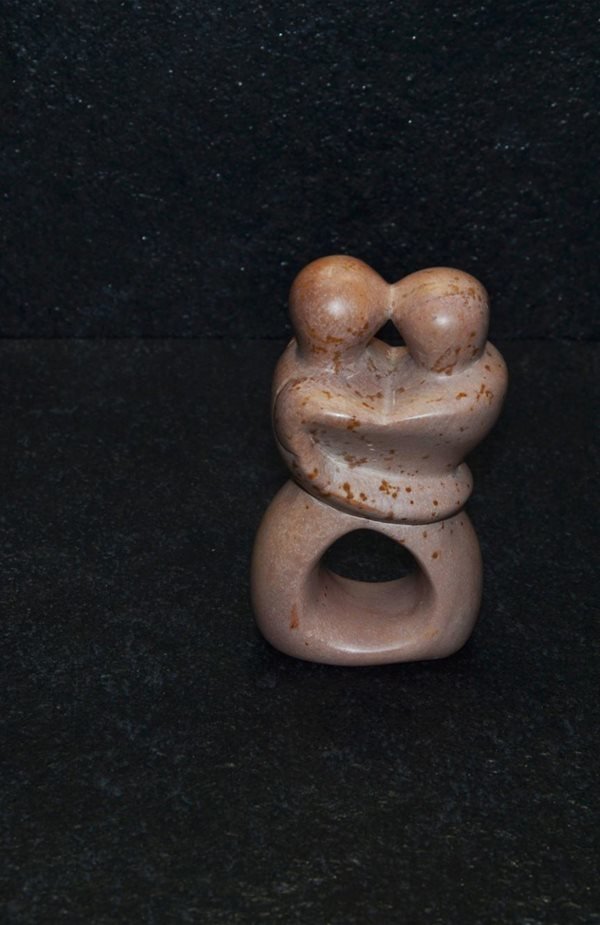 Bacio aperto, scultura interamente lavorata a mano da artisti kenioty. in pietra steatite o saponaria