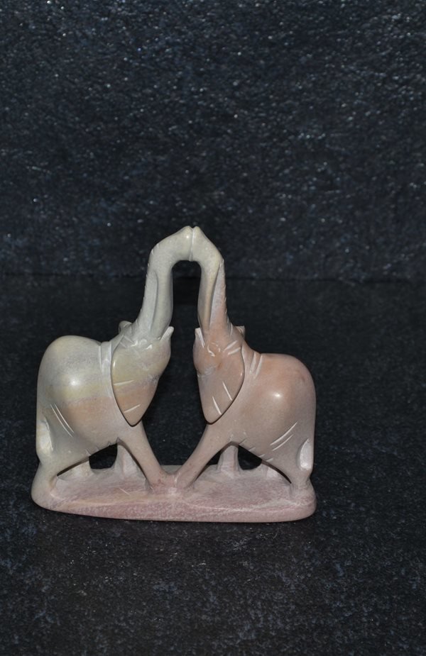 Bacio elefanti, scultura interamente lavorata a mano da artisti kenioty. in pietra steatite o saponaria