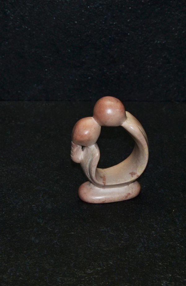 Bacio romantico, scultura interamente lavorata a mano da artisti kenioty. in pietra steatite o saponaria