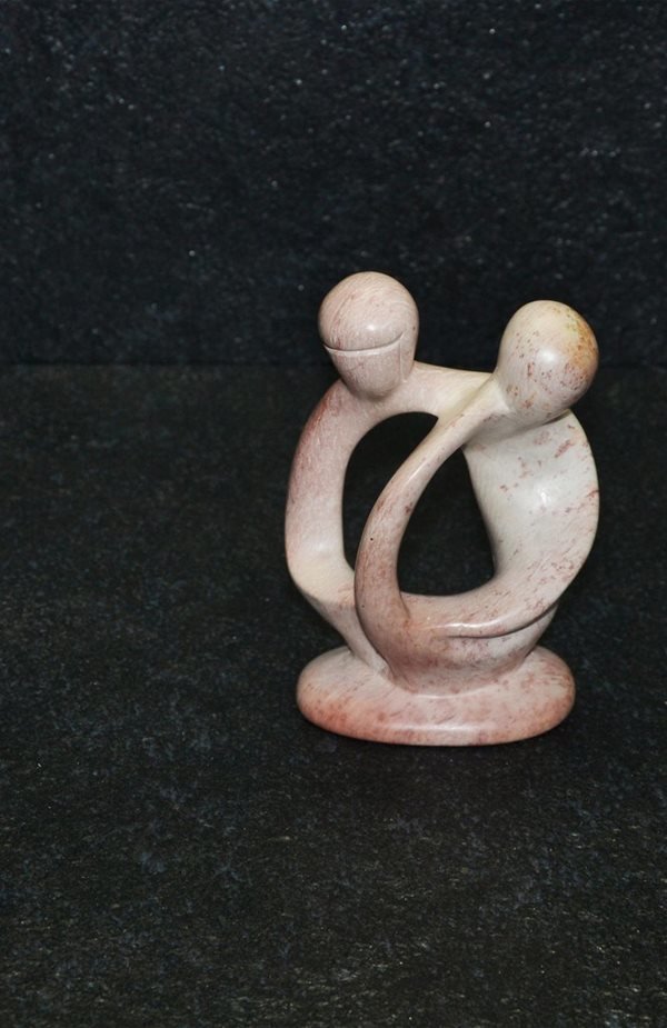 Bobu lovers, scultura interamente lavorata a mano da artisti kenioty. in pietra steatite o saponaria