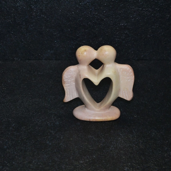 Angel heart scultura interamente lavorata a mano artisti kenioty. in pietra steatite o saponaria.