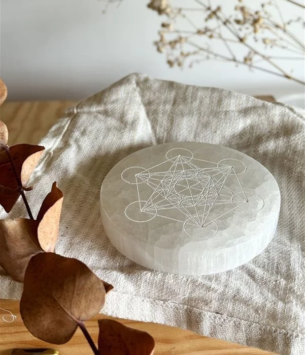 energizza ambienti e cristalli - cubo di metatron in Selenite
