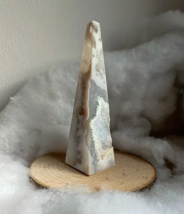 obelisco in Agata e Calcedonio, con cristallizzazioni