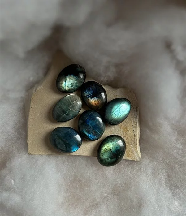palm stone in Labradorite arcobaleno