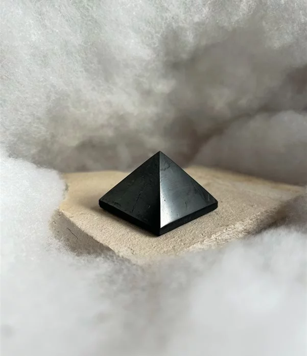 piramide in Shungite