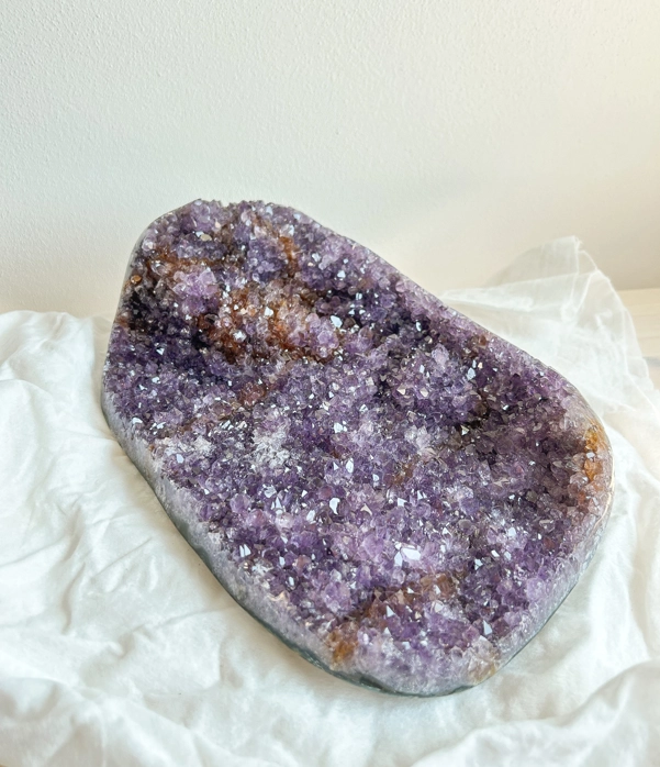 Piatto di Ametista con inclusioni di Golden Healer
