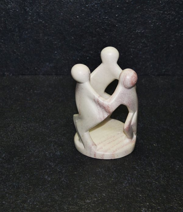 Amicizia aringo scultura lavorata interamente a mano da artisti kenioty. in pietra steatite o saponaria.