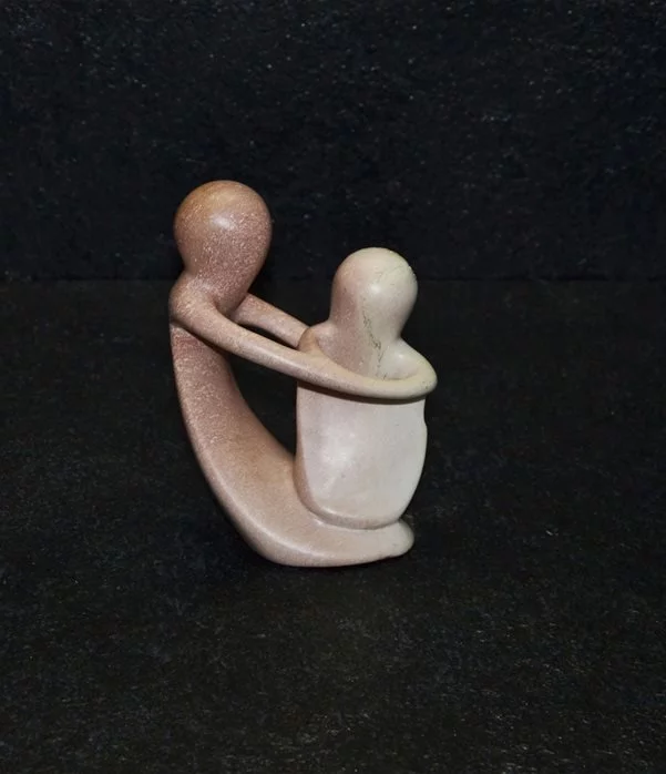 Amor sinuoso scultura lavorata interamente a mano da artisti kenioty. in pietra steatite o saponaria.