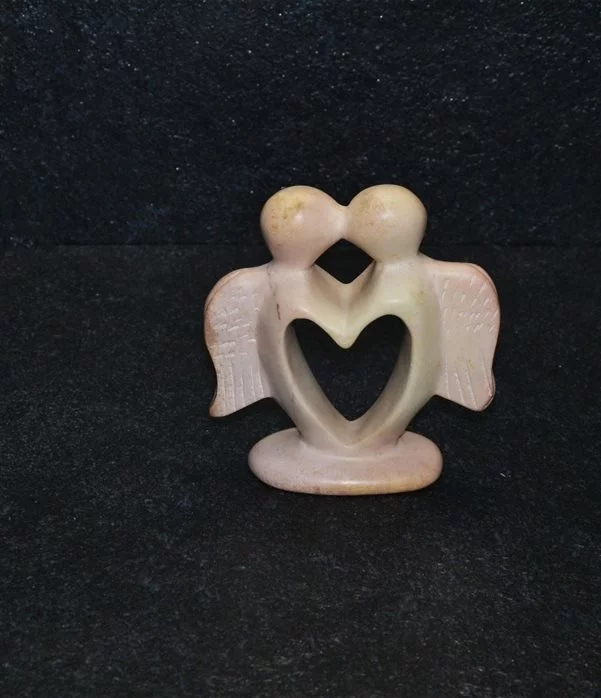 Angel heart scultura interamente lavorata a mano artisti kenioty. in pietra steatite o saponaria.