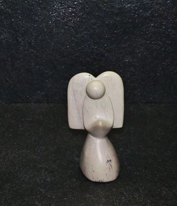 Angelo mochama scultura interamente lavorata a mano artisti kenioty. in pietra steatite o saponaria.