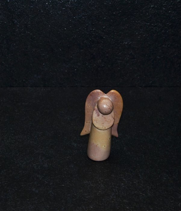 Angelot scultura interamente lavorata a mano artisti kenioty. in pietra steatite o saponaria.